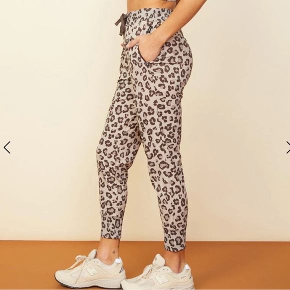 MONROW Leopard Movement Jogger in Ice Coffee XS - Picture 3 of 13